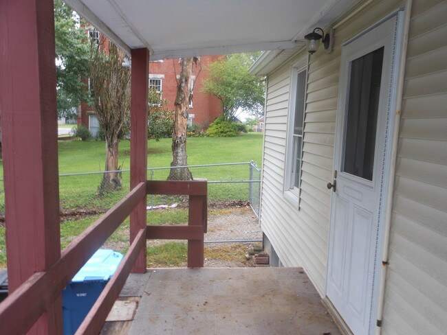 Building Photo - 130 School St