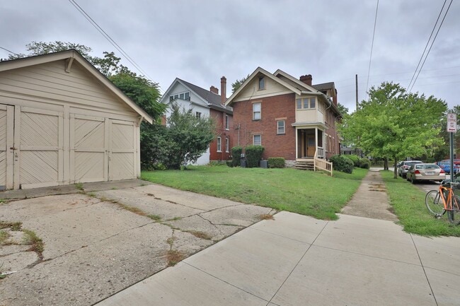 Building Photo - 2142 Summit St
