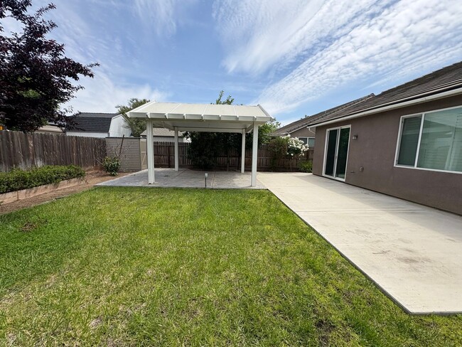 Building Photo - 3 Bedroom Home located NW Visalia!