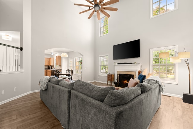 Building Photo - Spacious 5 Bedroom/3 Bath Home with Basement!