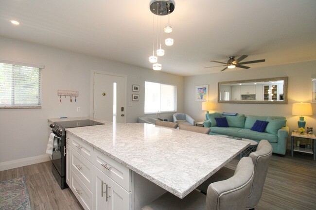 Building Photo - ** STUNNING REMODELED 2/2 CONDO IN THE ELE...