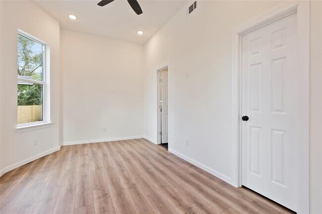 Building Photo - 310 Delmar St