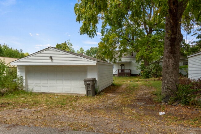 Building Photo - 1537 E Legrande Ave