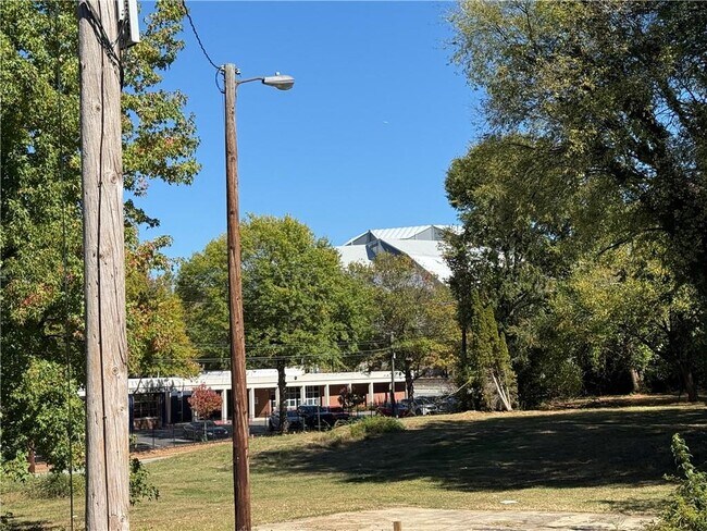 Building Photo - 117 Vine St SW