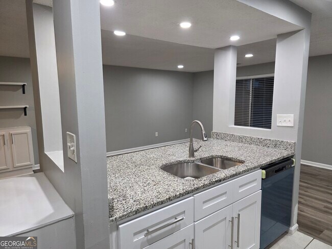 Building Photo - 5349 Tracey Dr
