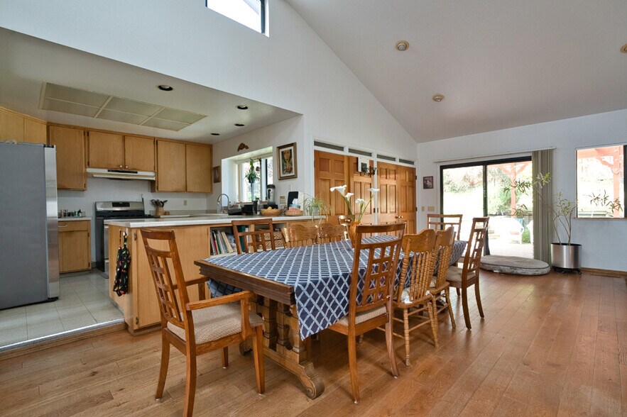 Building Photo - 945 Midpine Way