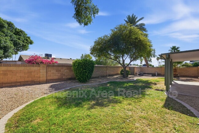 Building Photo - 447 E Carson Dr