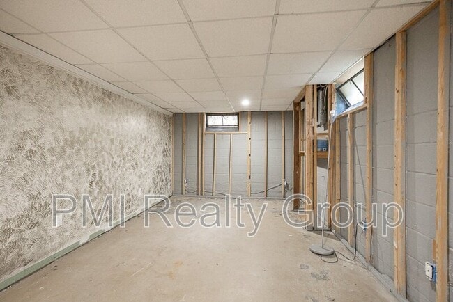 Building Photo - 1547 Sherbrook Rd