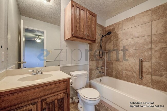 Building Photo - 400 Royal Field Dr