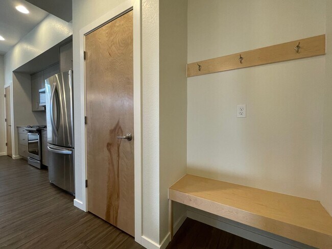 Building Photo - LOVELY 2 BED/2.5 BATH Great location near Boulder!