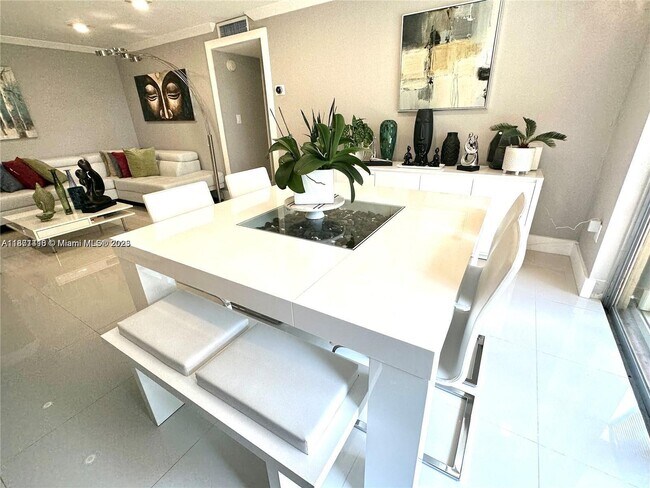 Building Photo - 9350 Fontainebleau Blvd