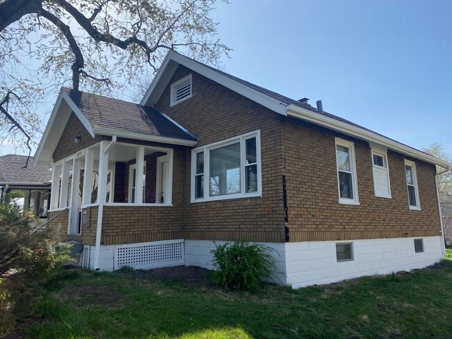 Building Photo - Remodeled 2 Bedroom with Garage