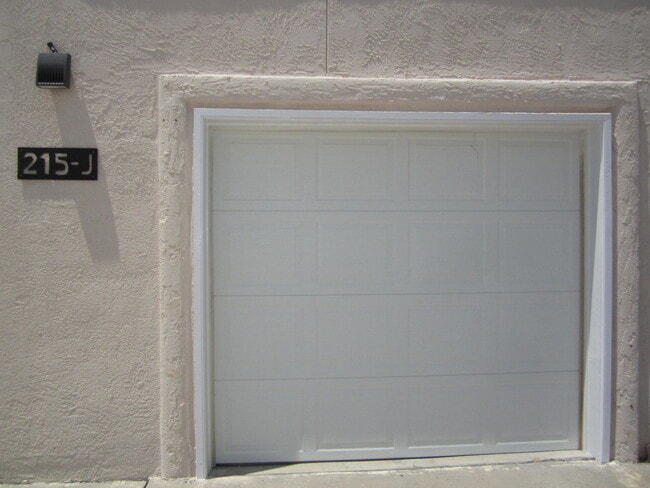 Building Photo - 215 Mulberry Ave