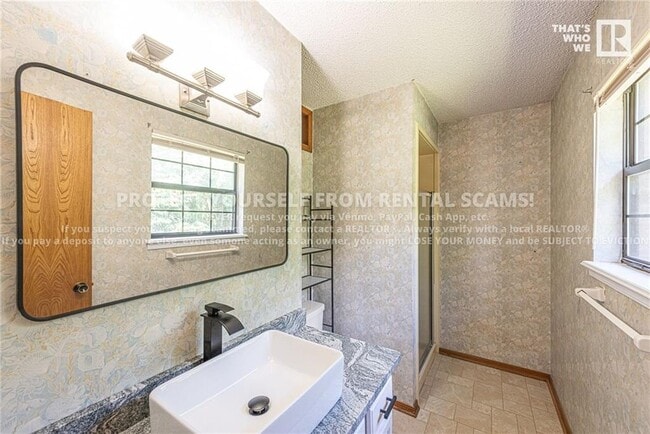 Building Photo - 424 E Malinda Dr