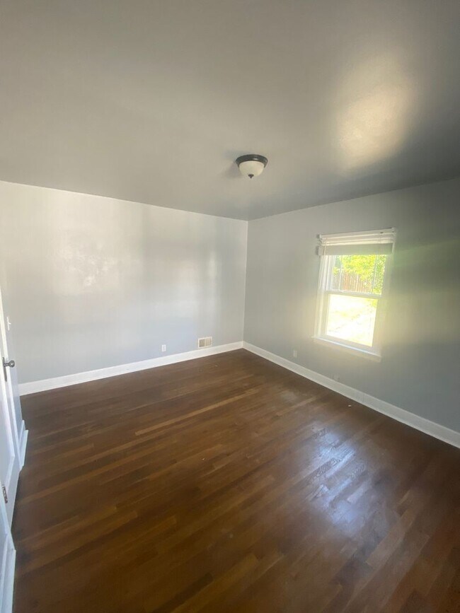 Building Photo - 5 bed 2.5 bath home