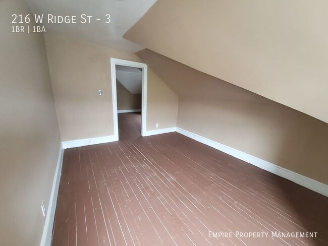 Building Photo - Available Now- 1 bedroom, 1 bathroom in La...