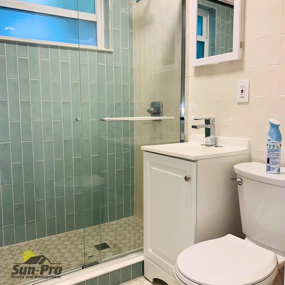 Building Photo - 748 Bethune St