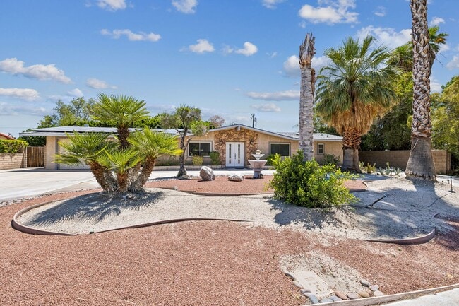 Building Photo - 3 Bed / 2 Bath Home with Bonus Room, Pool ...