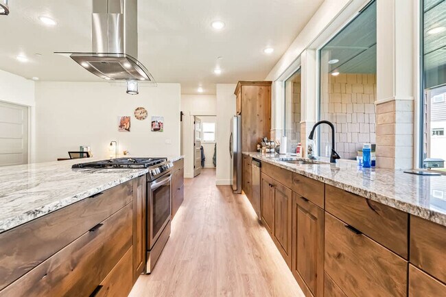 Building Photo - 303 CM Rdg Ln