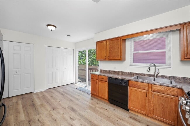 Building Photo - Updated 3-Bed/2-Bath Home with A Deck, Gar...