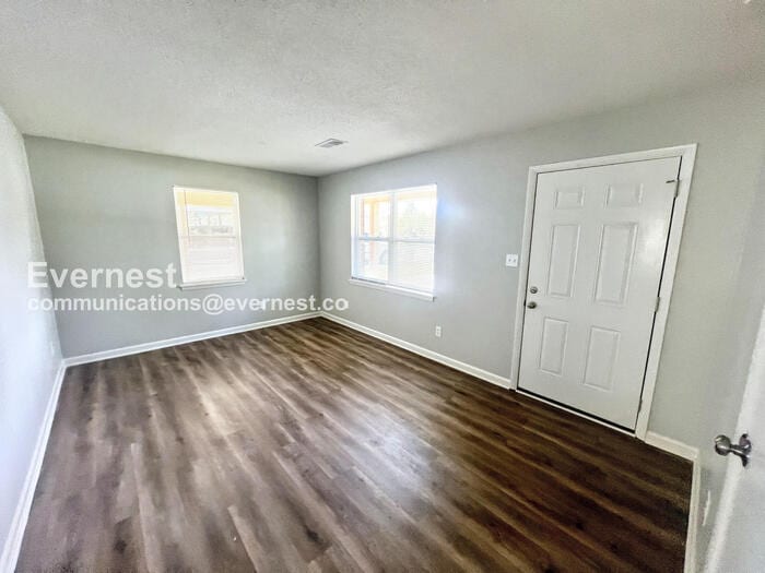 Building Photo - 605 Blaine Dr SW