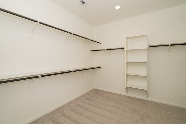 Building Photo - 2513 Seneca Lk Dr