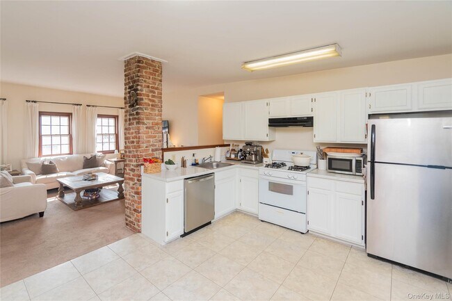 Building Photo - 102 Ward St