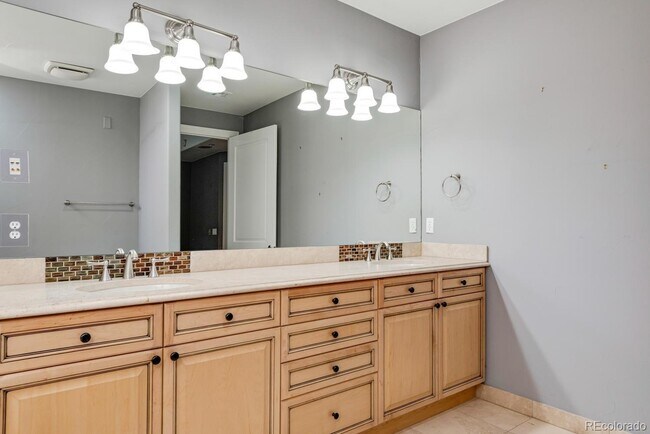 Master Bathroom/2 Sinks - 150 S Madison St
