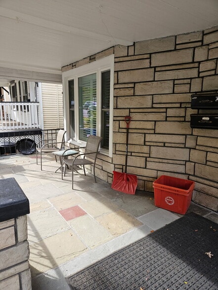 Building Photo - 1039 Clay Ave