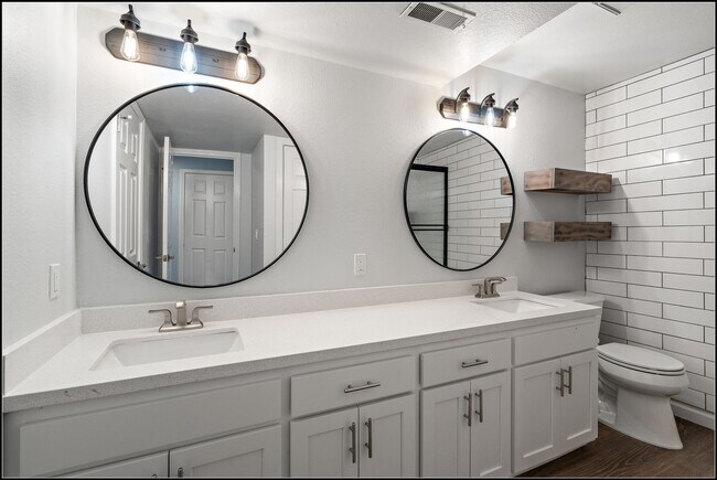 Building Photo - EAST2746