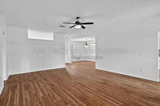 Building Photo - 8426 Country Bend Cir W