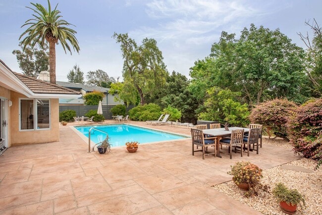 Building Photo - Spacious Single-level Home with a Pool!