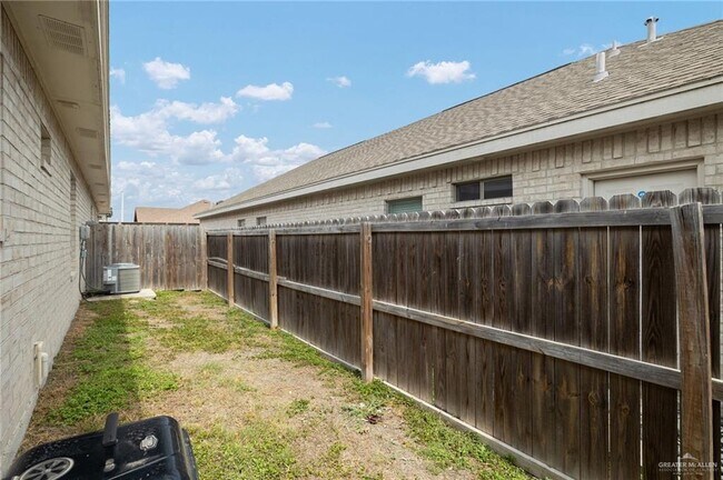 Building Photo - 5800 Nightingale Ave