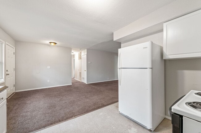 Building Photo - COMING SOON! 5 Bedrooms, 2 Bathrooms in Ka...