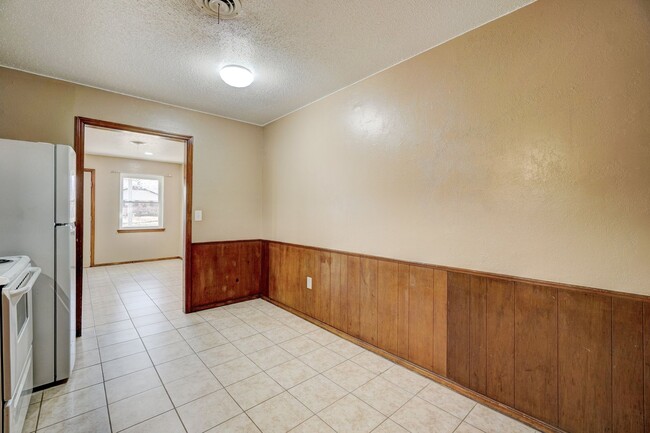 Building Photo - Charming 2-Bedroom Home with Fenced Backya...