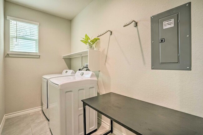 Building Photo - 5603 Chestnut Xing