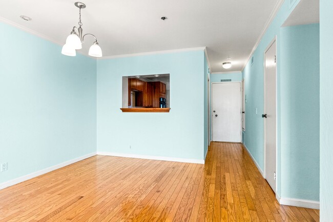 Building Photo - Beautiful 2 Bedroom Corner Unit on the Bea...