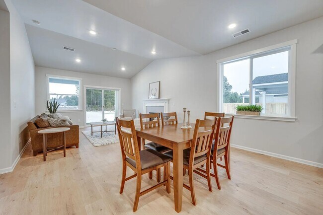 Building Photo - Beautiful Newer Model Home with Open Floor Plan, A/C & Fenced Yard!