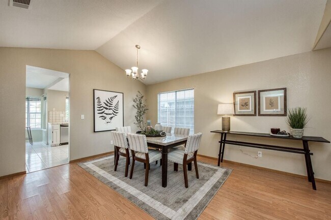 Building Photo - Spacious 5 Bedroom Clovis Home