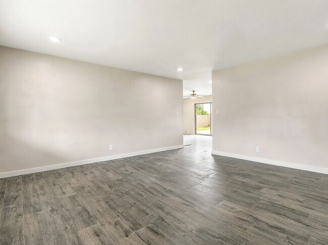 Building Photo - 3901 W Glenn Dr