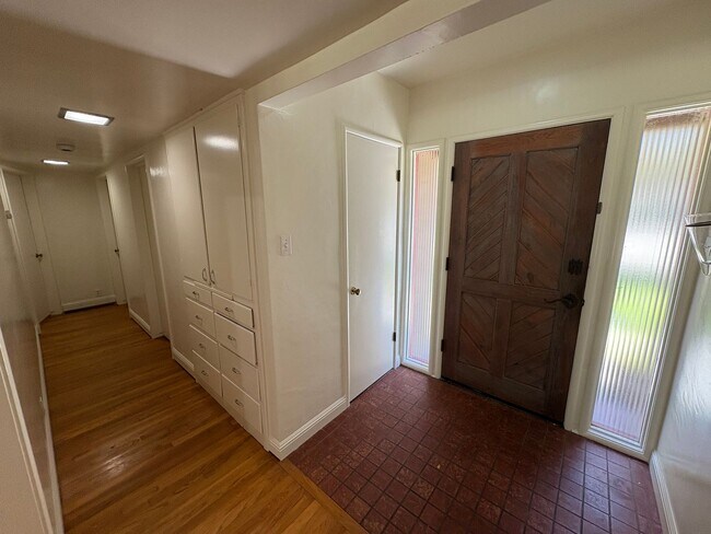 Building Photo - Visalia 2 Bed 2 Bath available now.