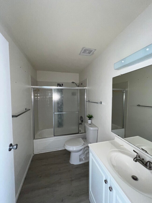 Building Photo - 899 Riverside Dr