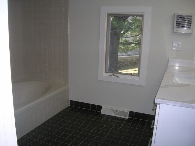 Building Photo - 64 Potter Pond