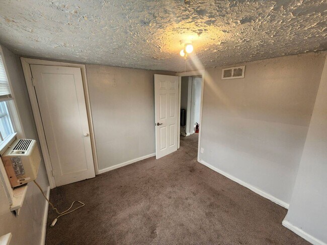 Building Photo - 3658 E 143rd St