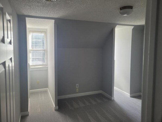Building Photo - 4 Bedrooms 2.5 Bath