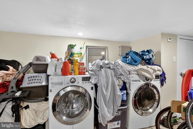 Building Photo - 1540 S Mole St