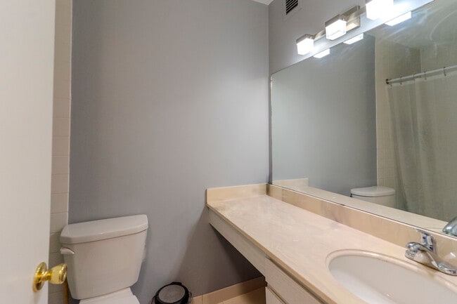 Building Photo - 2020 N Lincoln Park W