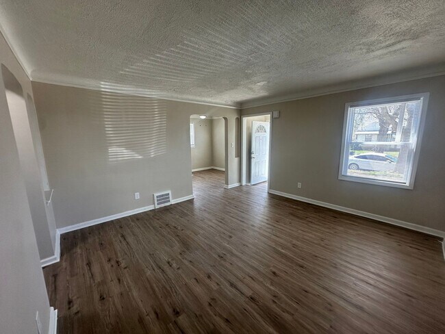 Building Photo - Freshly Renovated 3-Bedroom Home – Quality...