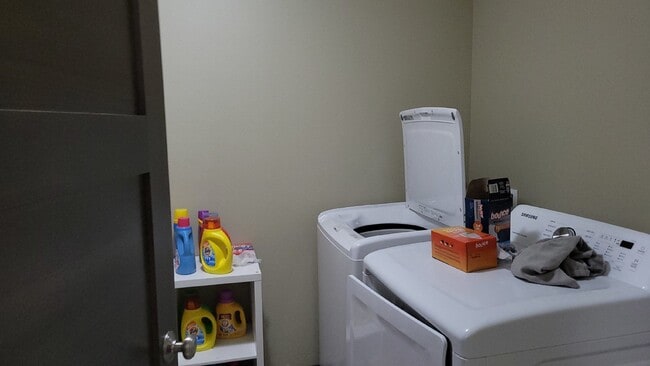 Building Photo - 5 Bed 3 Bath close to UWEC, bike trails, Carson Park, and The Sonnentag!