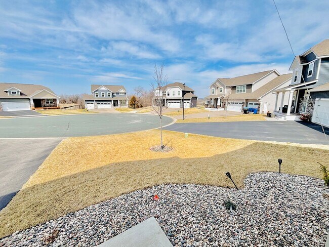 Building Photo - Solar Home!  Beautiful 4bed/3bath Single Family Home in Shakopee